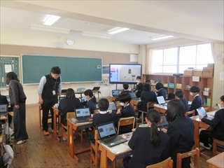 ペアでプログラミングをしています。