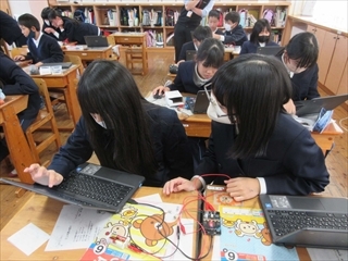 二人で相談しながらプログラミングします。