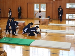 自分の動きを確認しています。