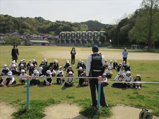 警察署の方の話を聞いています。