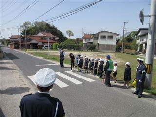 左右をきちんと確認します。