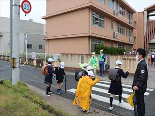 手を挙げて横断歩道を渡ります