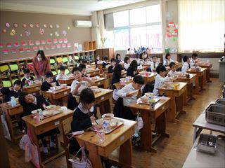 給食を食べています。