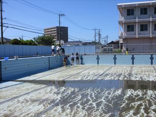 床はかなり汚れていました。