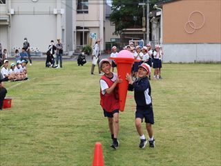 アイスクリームを運ぶ