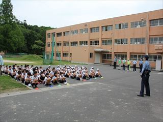 3・4年の始めの会の様子です