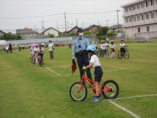 交差点では必ず止まります