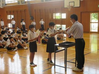 陸上大会の表彰の様子です