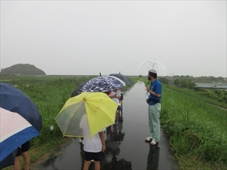 取水口の様子を見ています