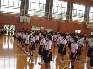 今月の歌を歌っています