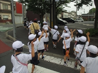 横断歩道を渡っています。