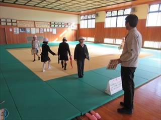 市民体育館の見学の様子