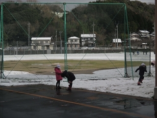 休憩時間に遊ぶ児童です