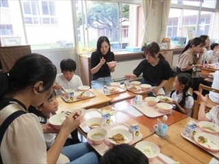 おいしそうに食べています。