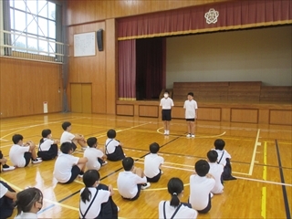 代表児童があいさつしています