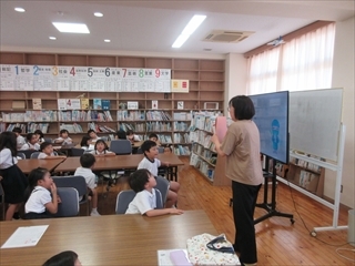 1年生が、図書館ファイルの説明を聞いています