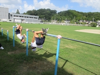 5年生が鉄棒をしています