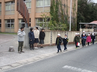 登校児童に挨拶をしています。