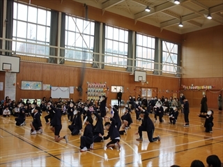 4年生がサザエさんダンスをしています。