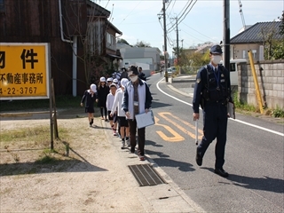 歩く練習をしています。