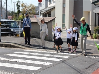 横断歩道を渡る練習をしています。