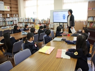 図書館の決まりを教わっています。