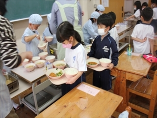 給食の準備の様子です。