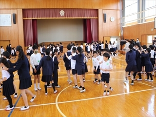 じゃんけん列車をしています。