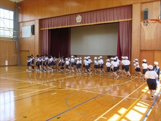選手入場です。