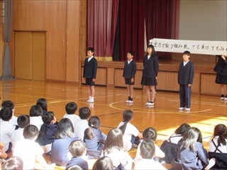 各色の色長があいさつをしています。