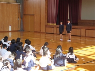 なかよし集会の説明をしています。