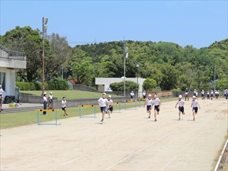 100ｍ走の練習です。