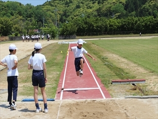 幅跳びの練習です。