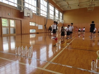 ボーリングをしています。