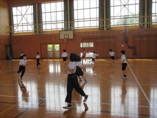 体育館で鬼ごっこをしています。