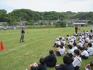 消防署員の話を聴いています。