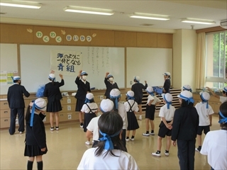 青組がコールを練習しています。