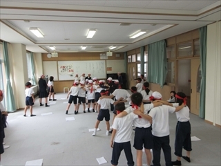 赤組が応援歌の練習をしています。
