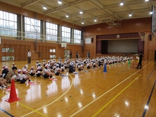 説明を聞いています。