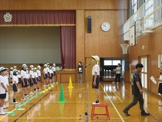 開会式の練習をしています。