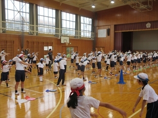 ラジオ体操の練習をしています。