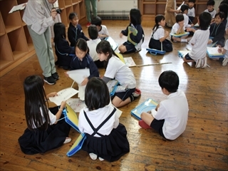 班ごとに話をしています。