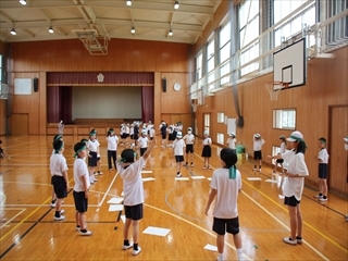 緑組が、学年ごとに練習しています。