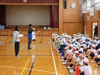 応援合戦の放送を聞いています。