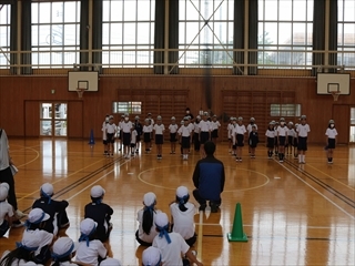 並び位置を確認しています。