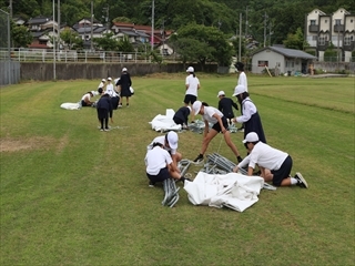 テントを運んでいます。