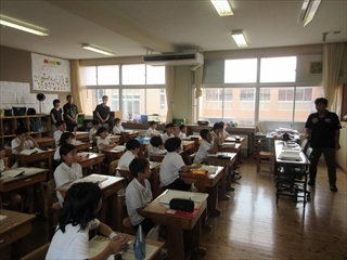 5年生は、国語の勉強をしています。