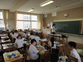3年生が実験の結果をまとめています。