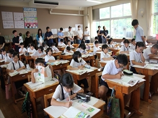4年生は道徳の勉強をしています。