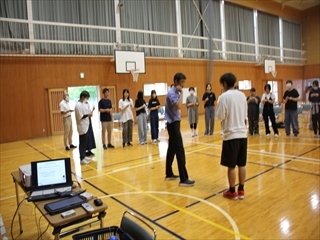カードを使った自己紹介ゲームの様子です。